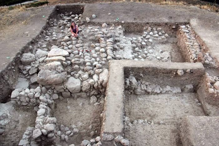 This image shows the 10,000-year-old house, the oldest dwelling to be unearthed to date in the Judean Shephelah.