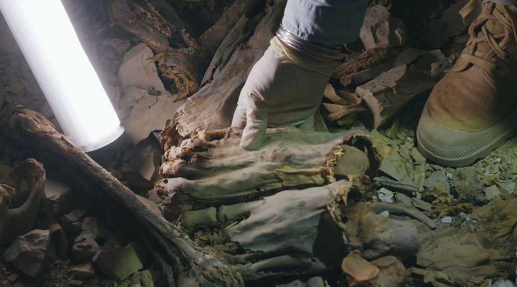 4,000 YEARS AGO IN EGYPT, DOZENS OF MEN WHO DIED OF TERRIBLE WOUNDS WERE MUMMIFIED AND ENTOMBED TOGETHER IN THE CLIFFS NEAR LUXOR.