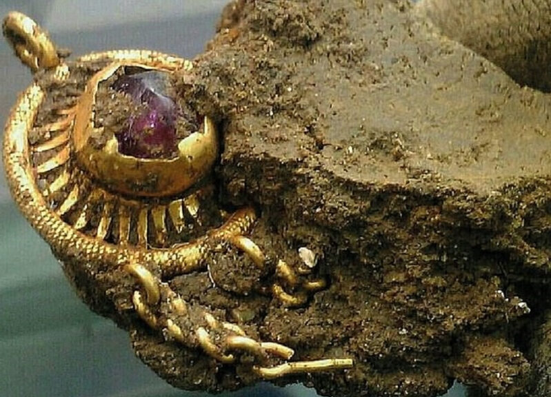 Metal detectorist unearths stunning £15,000 gold hat pin from 1485 which may have belonged to King Edward IV