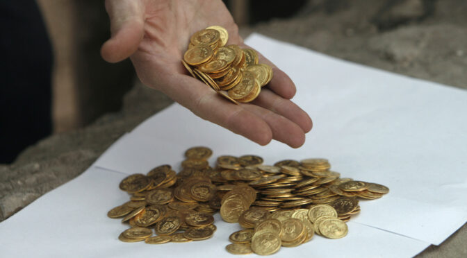 Luckiest man in India? Lottery winner unearths pot of 2,500 antique coins