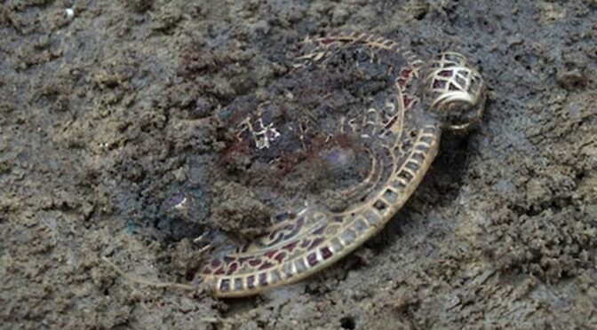 Anglo-Saxon gold pendant found in Norfolk declared treasure
