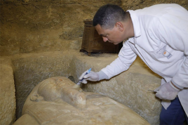 Egyptian archaeologists unveil ancient tombs, 2,500-year-old artifacts