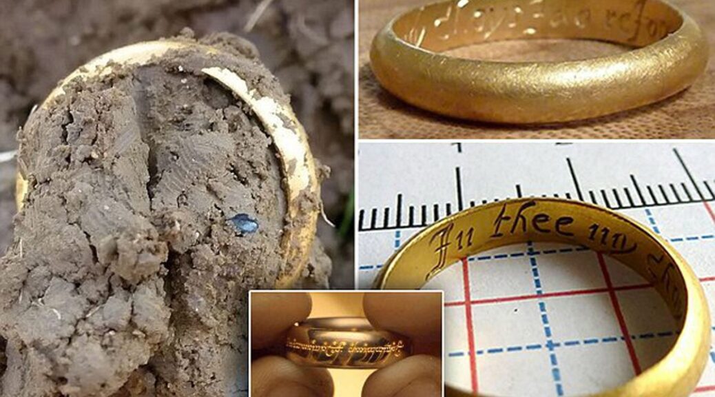 Solid gold ring with the lord of rings inscription found in the field