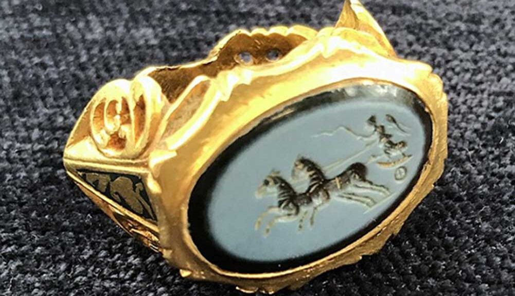 A 1,800-year-old Roman signet ring engraved with the goddess of Victory Found in a field in Somerset.