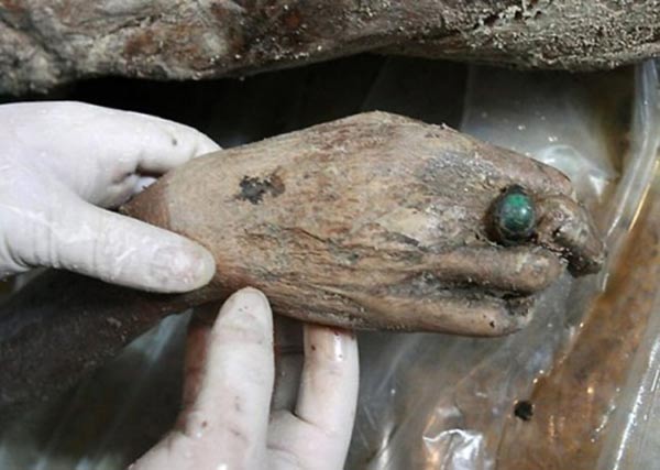 Well preserved 700-year-old mummy found by chance by Chinese road workers