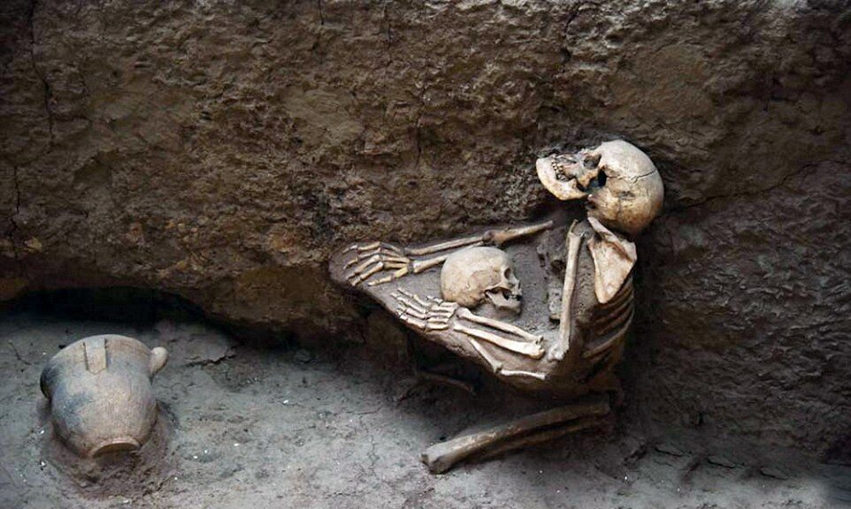 4,000-year-old skeletons of mother Clutching a child to her chest at China