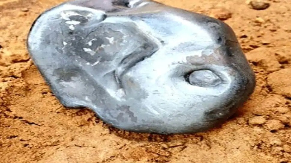 This bright metallic meteorite crashed in India, and it looks pretty cool