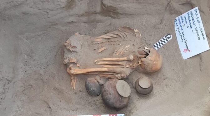 An unusual pre-Hispanic chimú burial was discovered in Peru