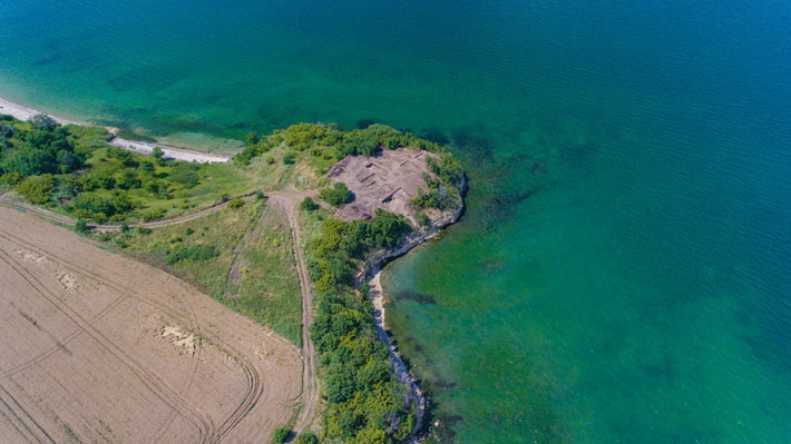 Archaeologists have uncovered the foundations of a wall enclosing an area of 1000 square metres off Cape Chiroza on Bulgaria’s southern Black Sea coast, as well as the foundations of a large massive two-part tower located in the highest and protruding part of the cape in the sea.