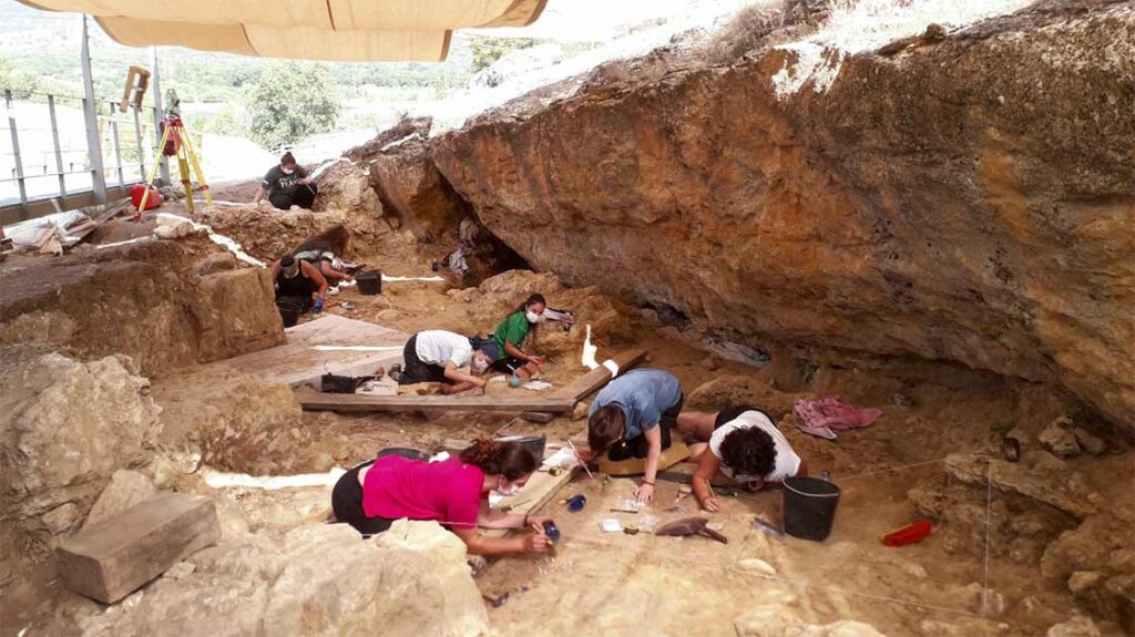 In Madrid, a 76,000-year-old Neanderthal hunting camp was discovered.