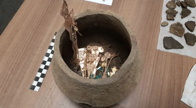 Archaeologists Find Several Jars Full of Emeralds Connected to El Dorado, spain