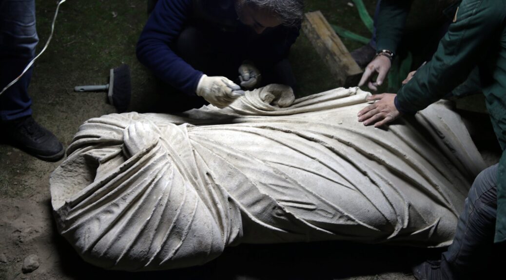 2,000-year-old statues unearthed in Turkey's western Uşak province