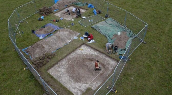 Stonehenge: Archaeologists unearth 10,000-year-old hunting pits