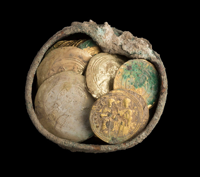 Jackpot: 900-Year-Old Gold Coins, Dating Back to The Crusades, Found in Israel