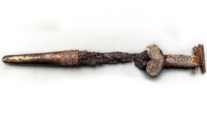Golden Sword Found in Young Scythian Warrior’s Grave in Ukraine