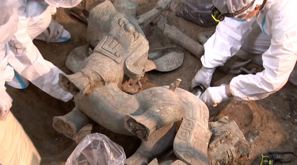 The largest animal-shaped bronze mythical beast unearthed at Sanxingdui