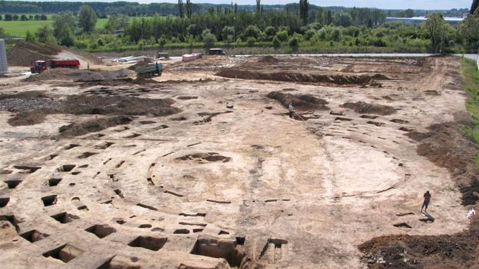 Archaeologists in Prague uncover the ancient 7000-year-old neolithic structure