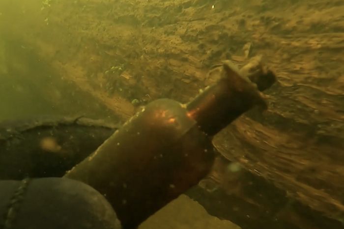 Бутылка с лекарством 1930-х годов найдена в реке Гвда в Польше