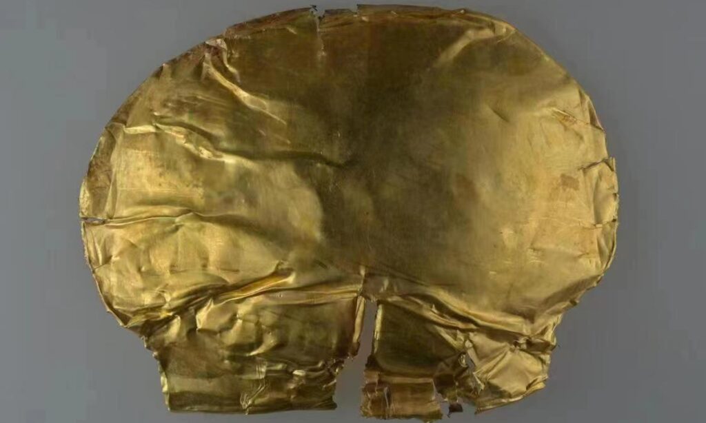 Золотая маска, извлеченная из древней дворянской гробницы Фото: Синьхуа