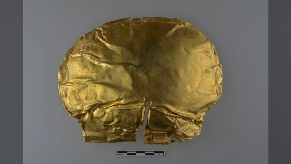 Золотая маска найдена в гробнице династии Шан в Центральном Китае