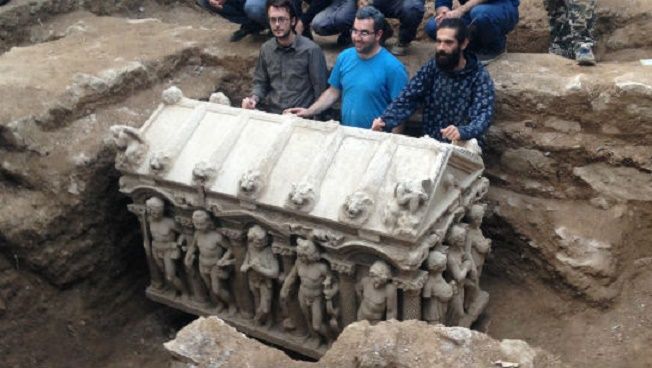 Ancient roman sarcophagus found at London building site