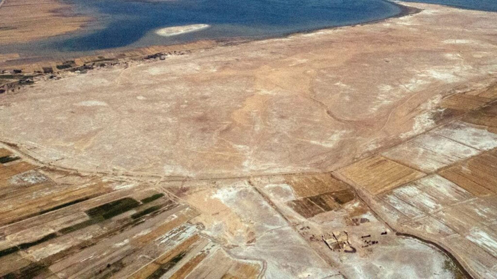 Снимки с дрона показывают ранний месопотамский город, состоящий из болотистых островов