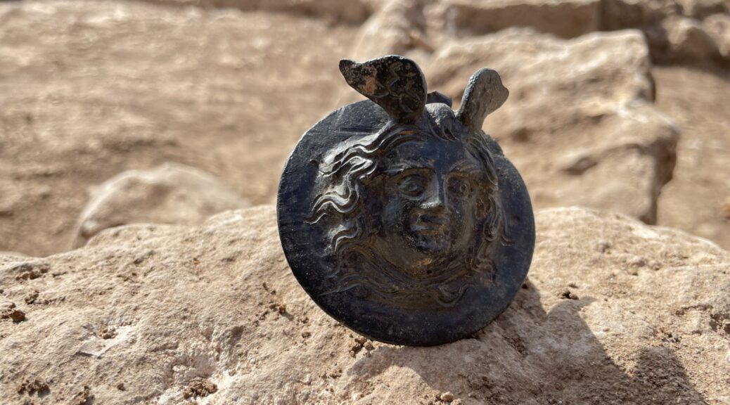 Archaeologists find a 1,800-year-old military medal in Türkiye's Perre