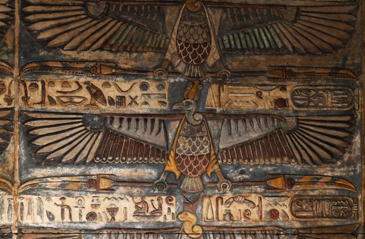 46 ярких орлов на потолке древнеегипетского храма