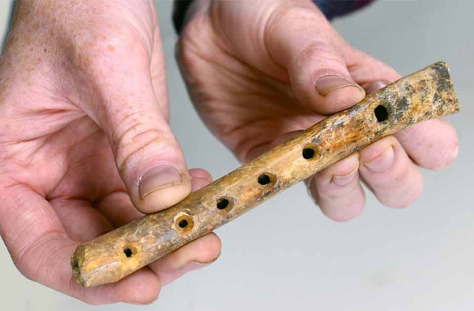 Редкая средневековая костяная флейта найдена в графстве Кент