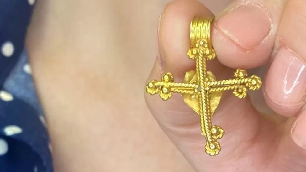 Средневековый золотой крест, найденный детективом из Норвича, продан за 12 тысяч фунтов стерлингов