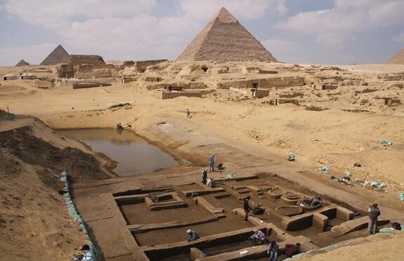 В Египте обнаружена 3300-летняя гробница с входом в пирамиду