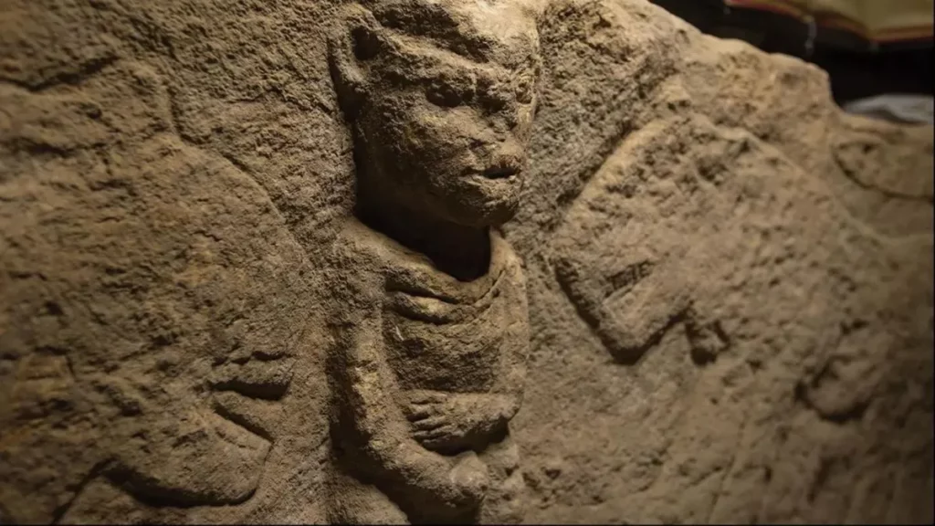 11 000-летняя резьба мужчины, держащего свой пенис, является древнейшим повествованием из древнего мира.