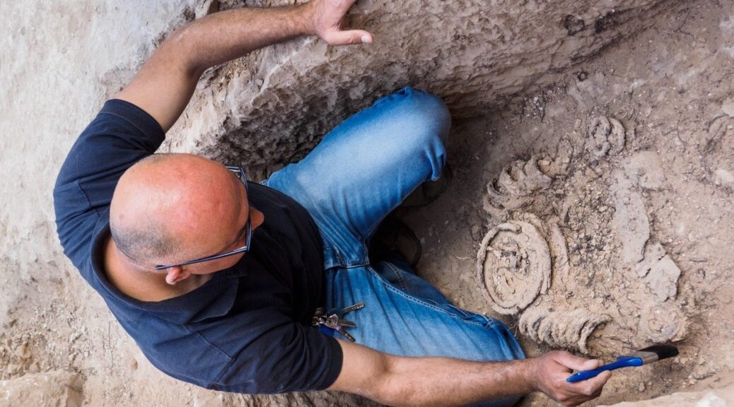 Byzantine monk chained with iron rings unearthed near Jerusalem