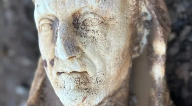 Древняя статуя Геракла появляется после ремонта канализации в Риме
