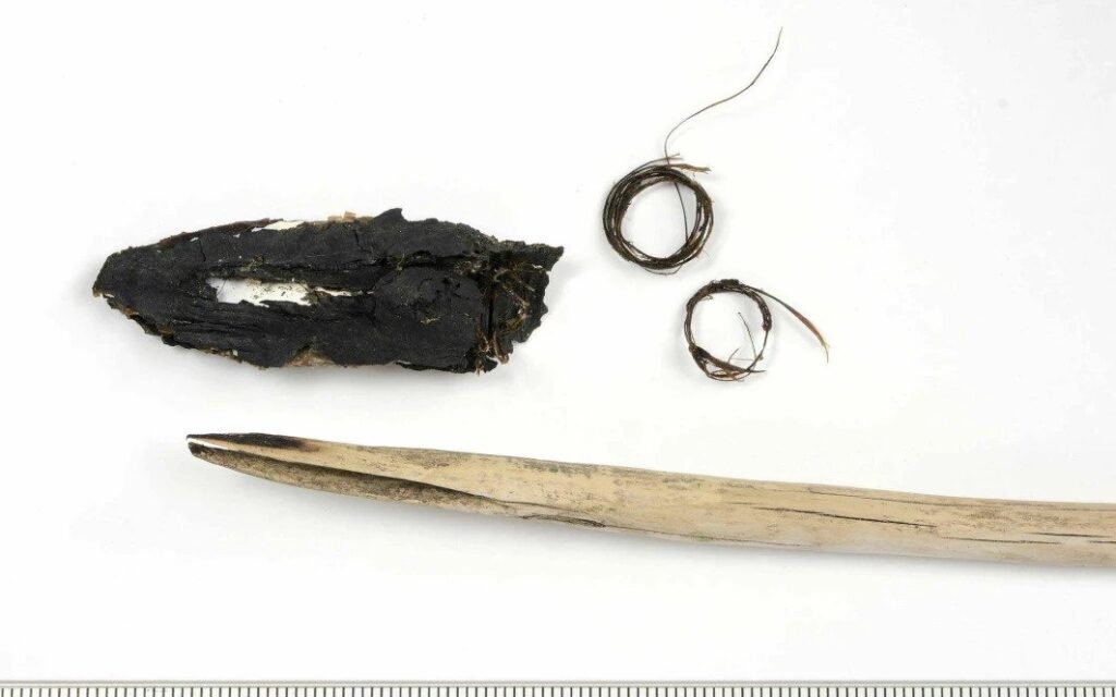 Археологи удивились, когда 3500-летние наконечники стрел, сделанные из ракушек, растаяли изо льда в норвежских горах.