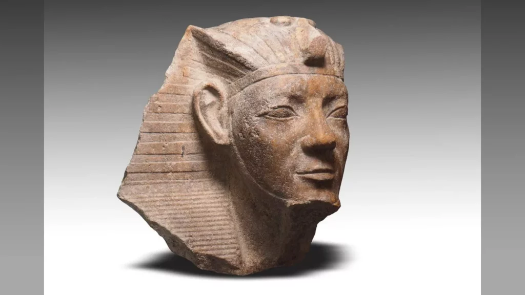Древнеегипетские статуи фараона-сфинкса обнаружены в храме Солнца