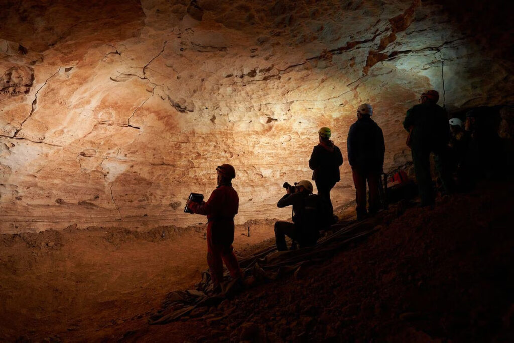 Prehistoric “Engravings Room” Rediscovered in Spain