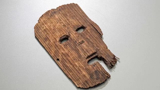 В Японии нашли 1800-летнюю деревянную маску, которая, вероятно, использовалась на фермерских фестивалях.