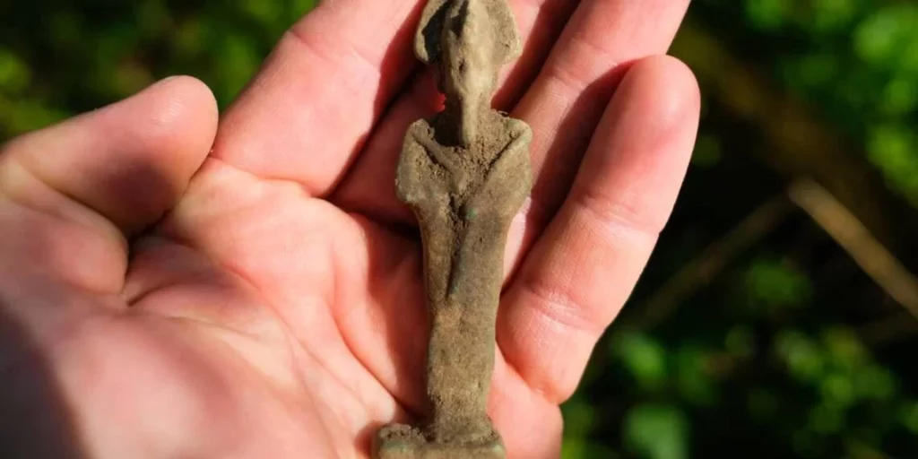 Удивительное открытие в Люблинской деревне!  Найдены древние фигурки египетских и римских богов