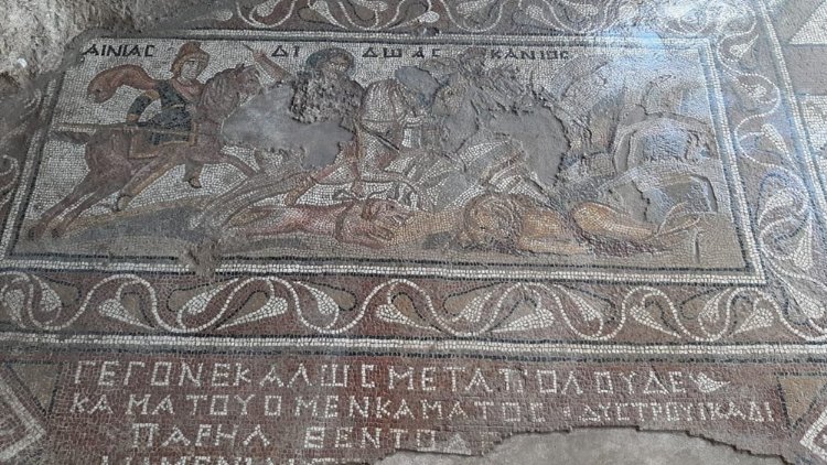Археологи в Турции обнаружили необычную мозаику.  На нем изображен мифологический герой из Трои.