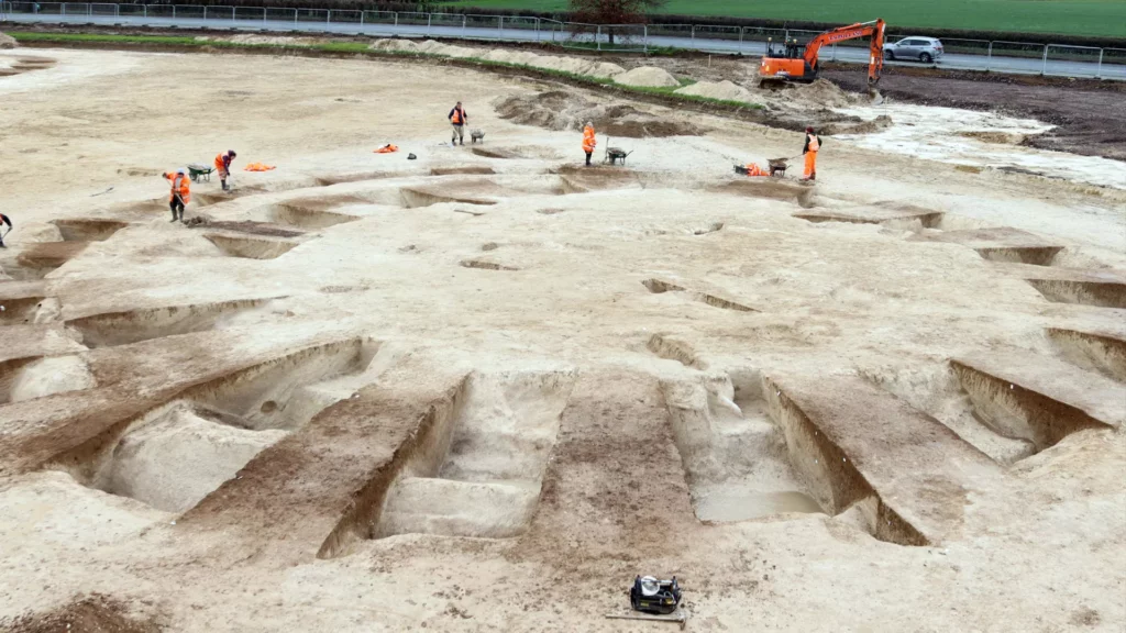 Обширное кладбище курганов бронзового века обнаружено недалеко от Стоунхенджа
