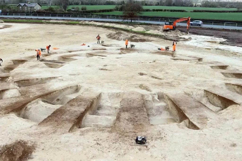 Раскопки возле Стоунхенджа обнаружили кладбище курганов бронзового века