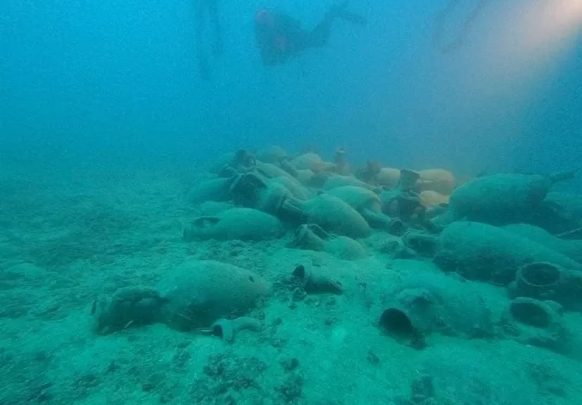 Mine-clearance divers discovered an ancient shipwreck dating from the 3rd century BC