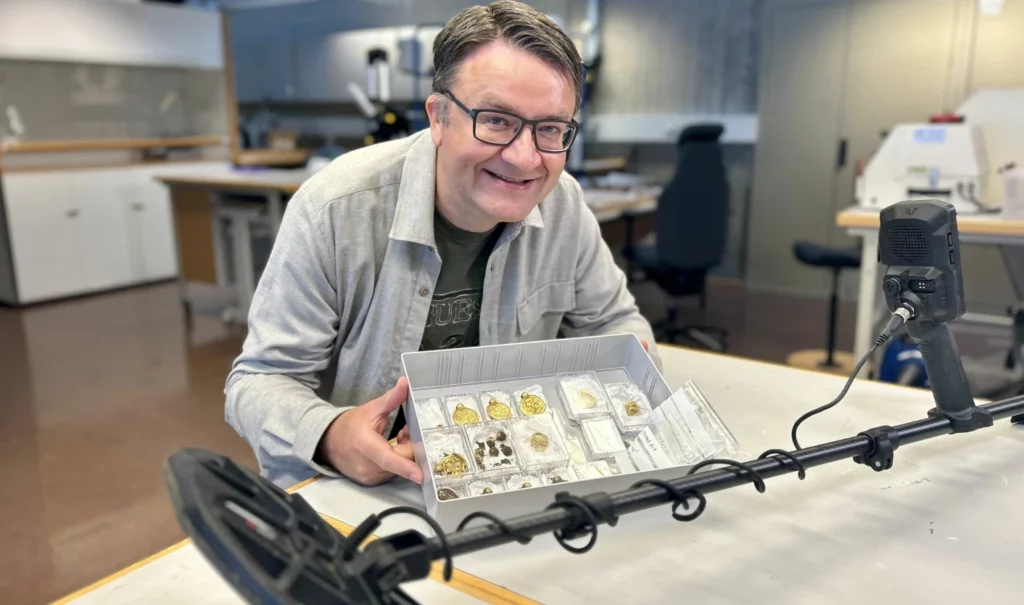 1500-year-old gold treasure discovered by metal detectorist: “This is the gold find of the century in Norway”