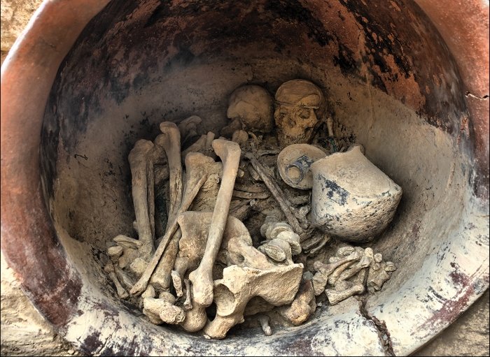 Dazzling Treasures Unearthed in Bronze Age Grave Possible Belonged to a Queen