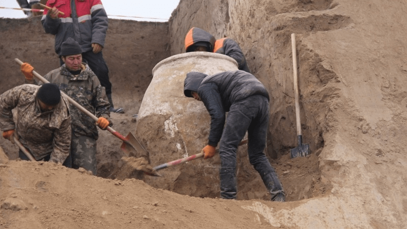 An Ancient Large Clay Vessel “Hum” 1.75 Meters High Unearthed in Kyrgyzstan