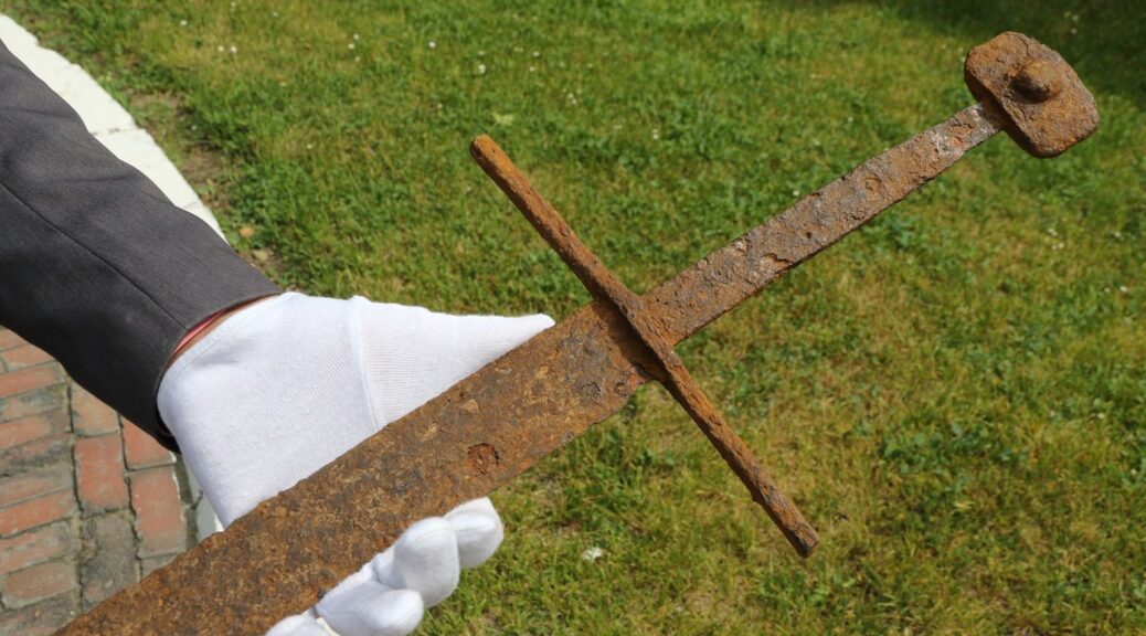 600 Years Old Sword and Equipment Found in Olsztyn