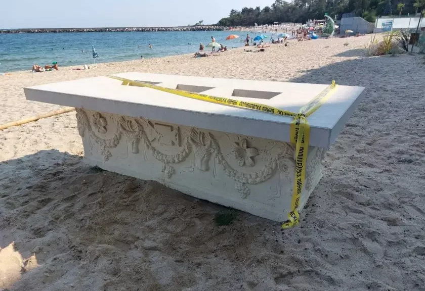 Roman-Era Sarcophagus Discovered on Varna Beach one of Bulgaria’s Most Popular Tourist Destinations